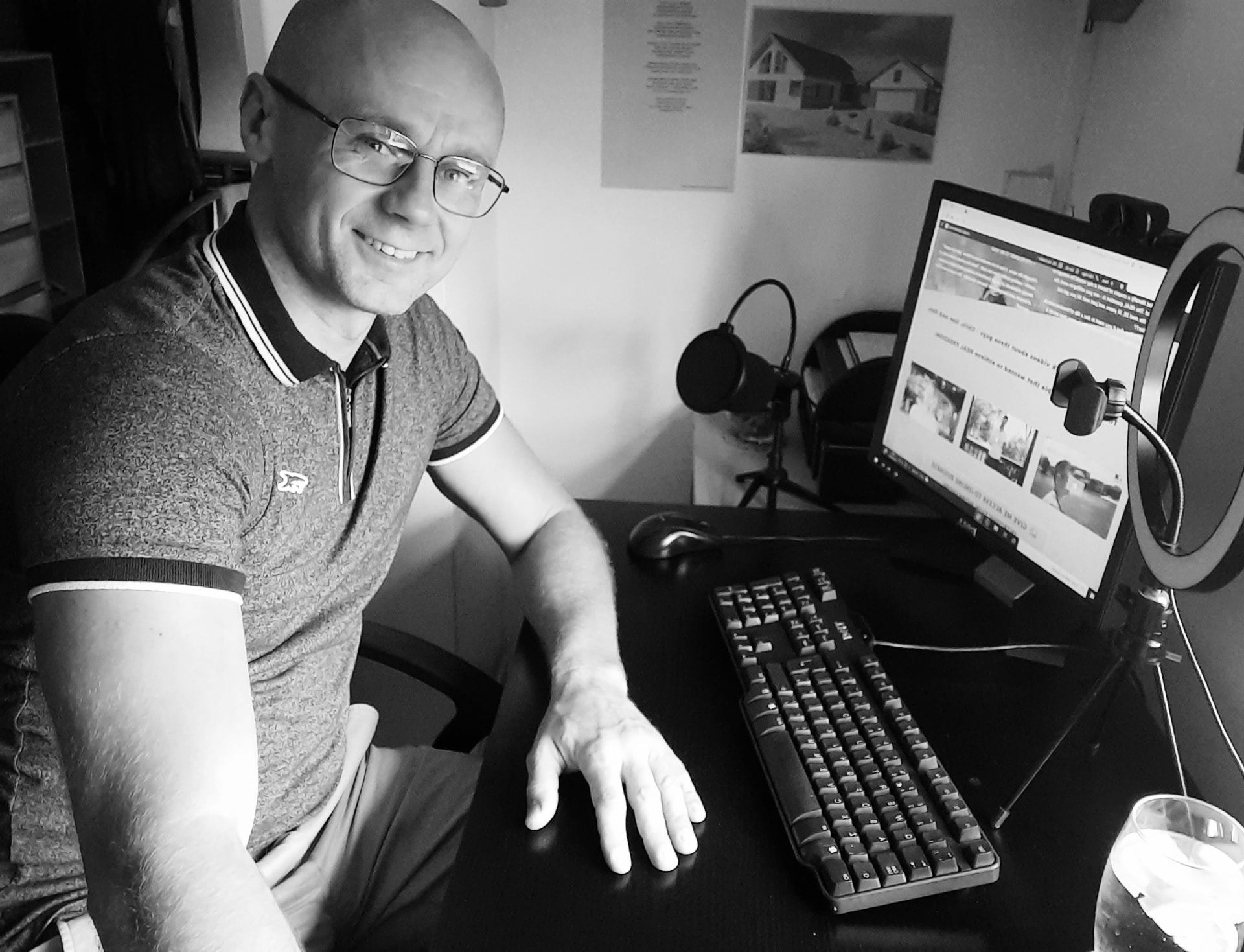 Kamil Derwinski working at his desk
